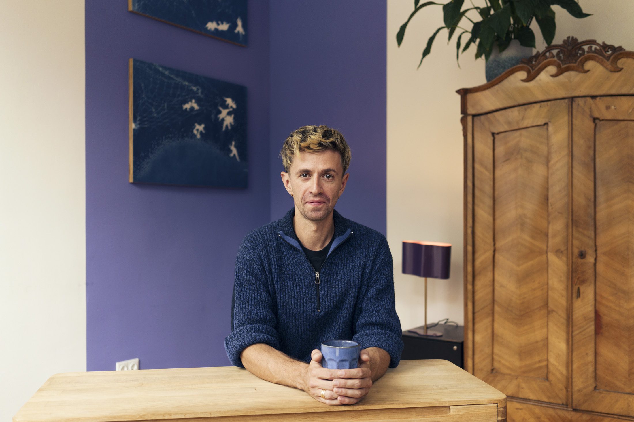 Felix Hazelaar an einem Holztisch in seiner Praxis