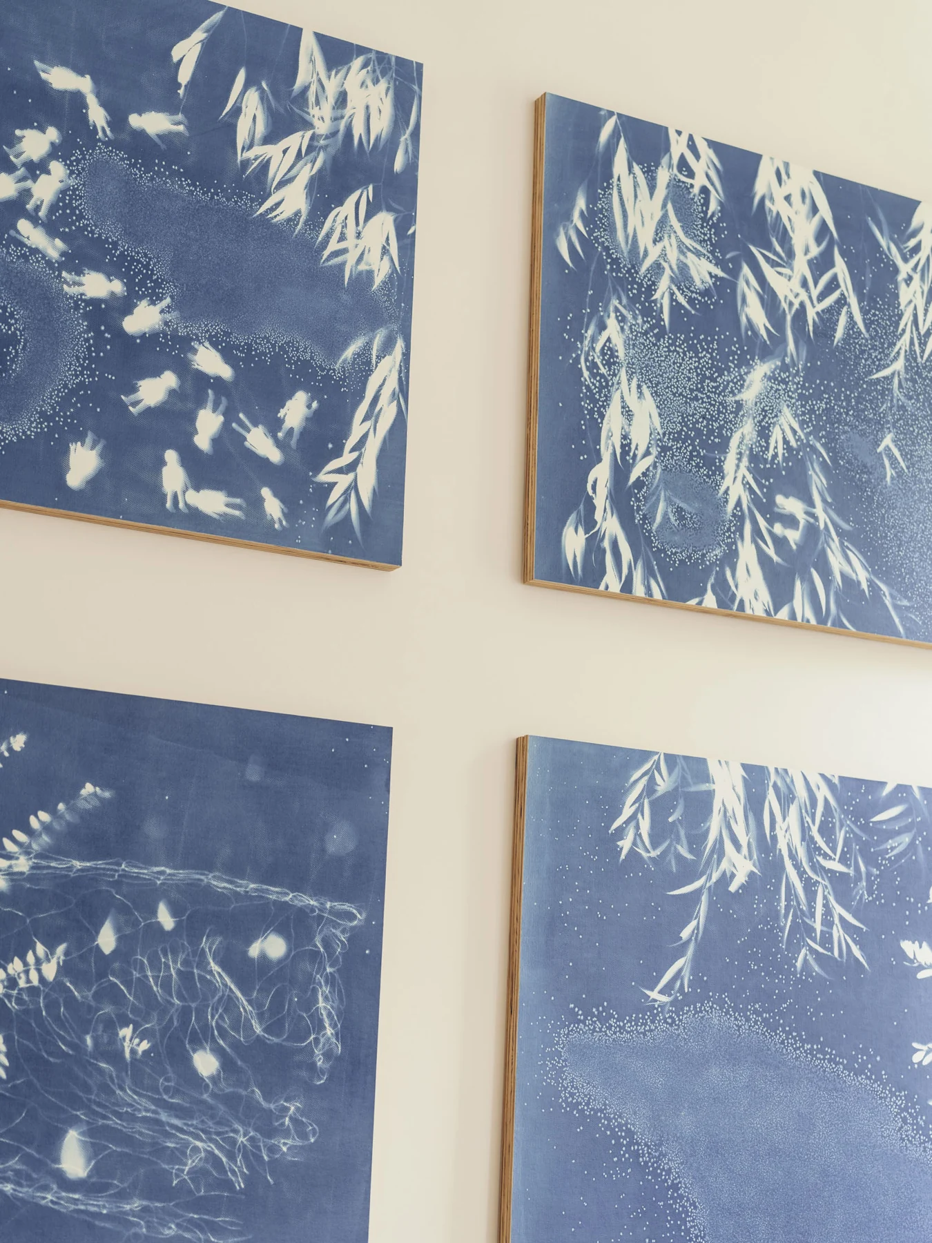 Blaue Pflanzenbilder an einer hellen Wand